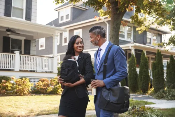 Foto de asesores hombre y mujer de Alfa México en la calle conversando sobre qué son los servicios inmobiliario